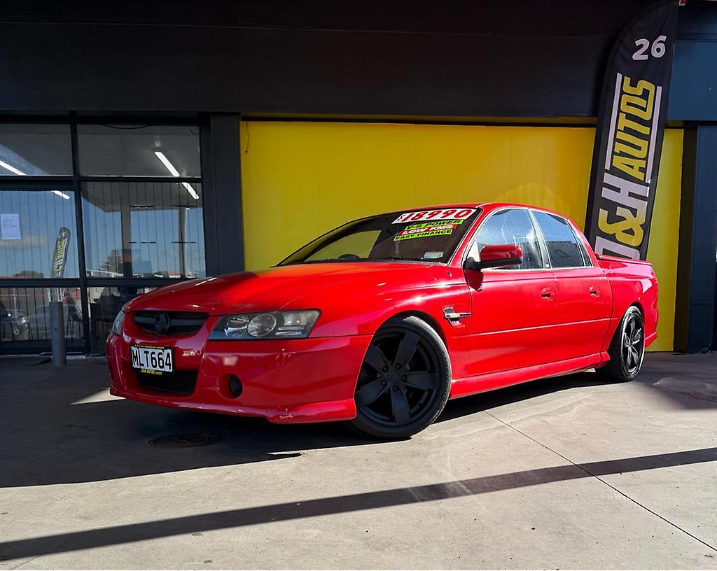 2004 HOLDEN COMMODORE