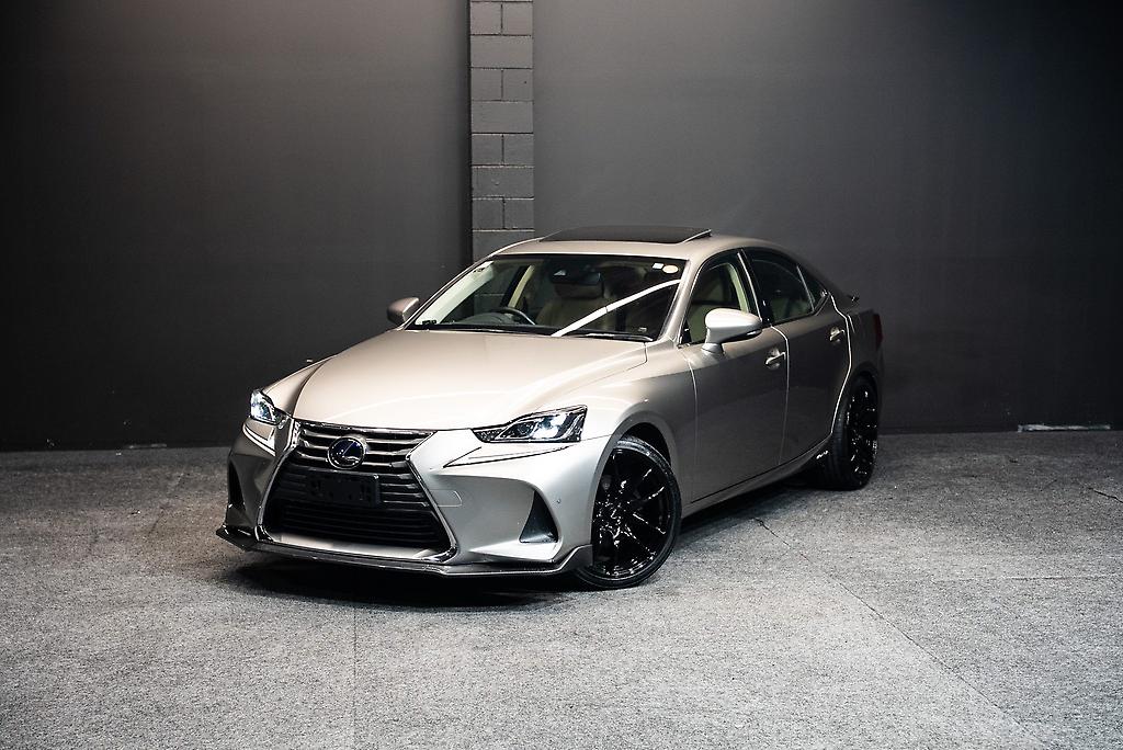 2017 Lexus IS 300h