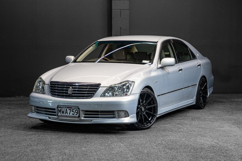 2004 TOYOTA CROWN