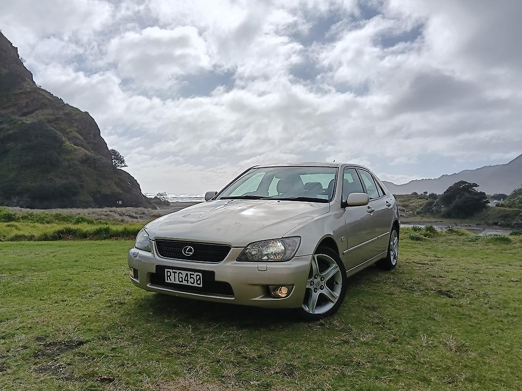 2004 LEXUS IS200
